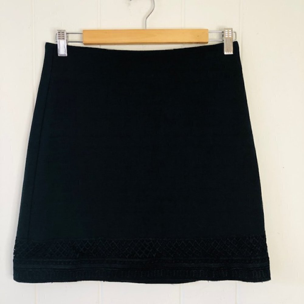 Loft Womens Skirt Lined Black with a Textured Hem and Side Zipper Size 2P